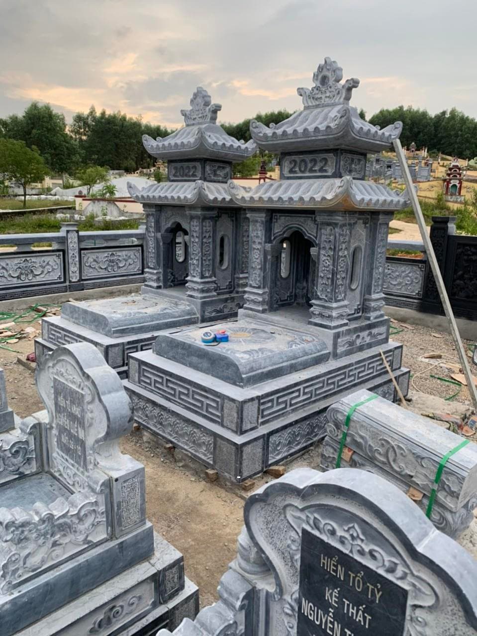 Mộ đá hai mái đá xanh đen - Lăng Mộ Đá Trường Thành