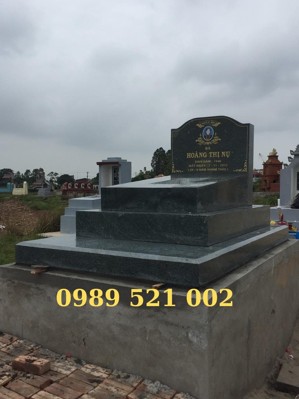 Mộ đá xanh rêu đơn giản - Lăng Mộ Đá Trường Thành