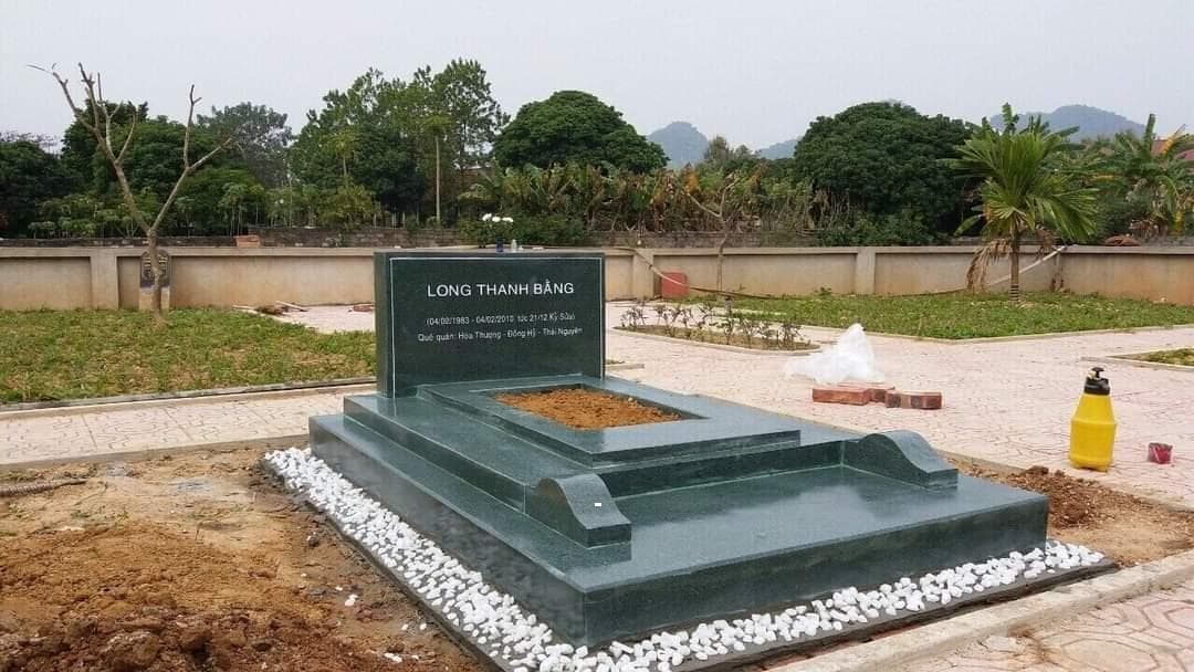 Mộ đá xanh rêu đơn giản - Lăng Mộ Đá Trường Thành